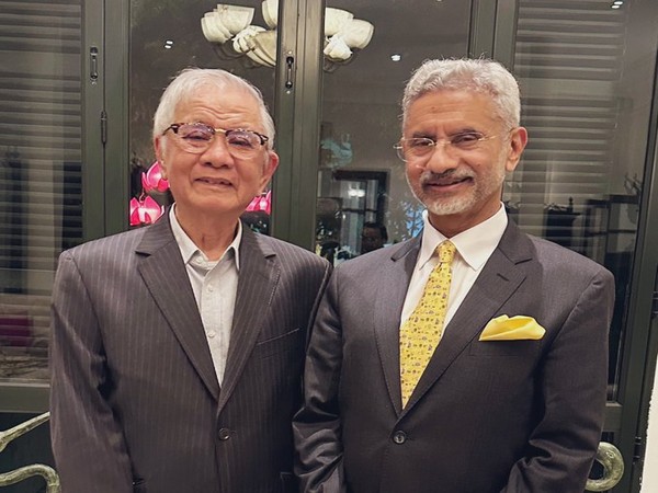 EAM Jaishankar with former Vietnamese Foreign Minister Nguyen Dy Nien (Source: Twitter/@DrSJaishankar)