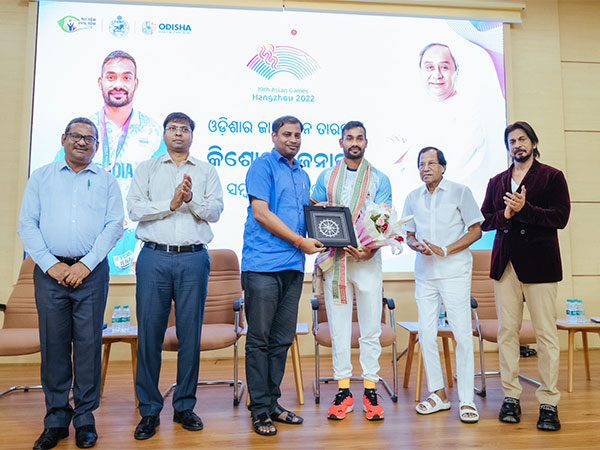 Sports Minister Tusharkanti Behera Felicitates Odisha’s Javelin hero Kishore Kumar Jena (Photo: Odisha Sports/ Twitter)