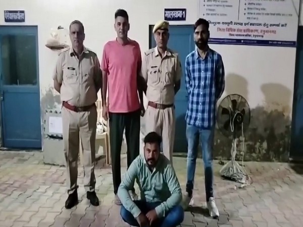 Rajasthan Police with the accused involved in fake currency notes scam (Photo/ANI) 