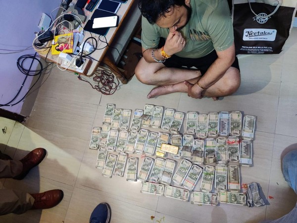 Accused and cash amount (Photo/ police)