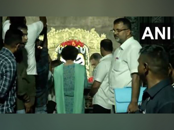 Rahul Gandhi, Priyanka Gandhi offer prayers at Ramappa Temple (Photo/ANI)