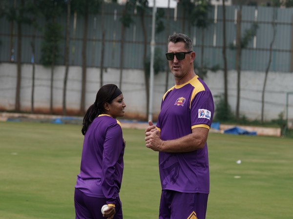 UP Warriorz Head Coach Jon Lewis in conversation with Rajeshwari Gayakwad (Image: UP Warriorz)