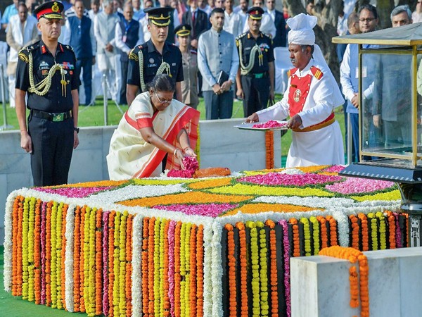 President Droupadi Murmu paying floral tribute to Mahatma Gandhi at Rajghat on Gandhi Jayanti (File Photo/ANI)