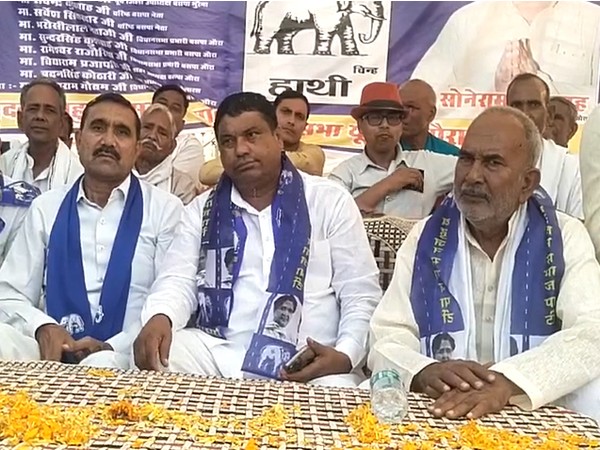 Congress MLA Ajab Singh Kushwaha in the middle (Photo/ANI)