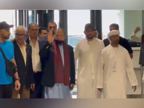 Nawaz Sharif at Dubai Airport (Photo/@pmln_org)