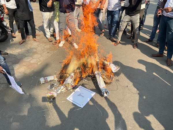 Congress workers burned effigy of Digvijaya Singh and his son Jaivardhan Singh (Photo/ANI) 