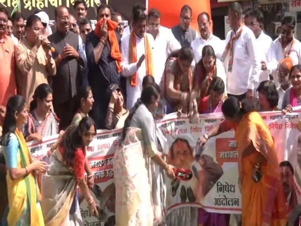 BJP workers hold 'Chappal Maro' protest in Nagpur (Photo/ANI) 