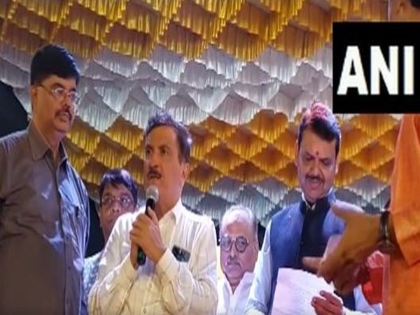 Maharashtra Deputy Chief Minister Devendra Fadnavis participate in Navaratri celebrations. (Photo/ANI)