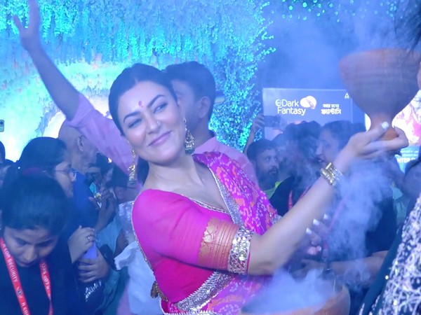 Sushmita Sen performs Dhunuchi dance (Image sourcer/ANI)