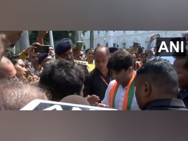 Jyotiraditya Scindia meets BJP workers protesting over ticket distribution (Photo/ANI)