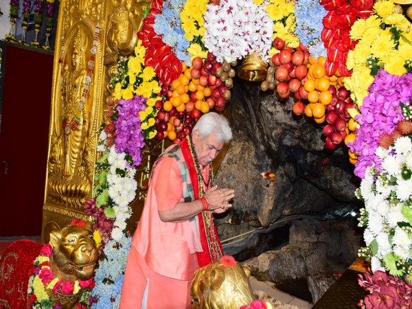 Lt Governor Manoj Sinha pays obeisance at Mata Vaishno Devi Shrine (Photo/J&K Lt Governor office)