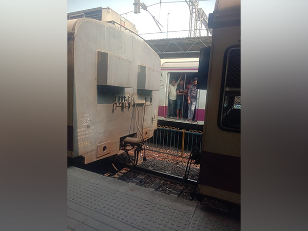 Suburban local at Mumbai uncoupled at Marine Lines station. (Photo/Western Railway)