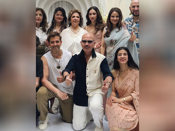 Hrithik Roshan, Pinkie Roshan, Rakesh Roshan, Saba Azad and others (Image source: Instagram)