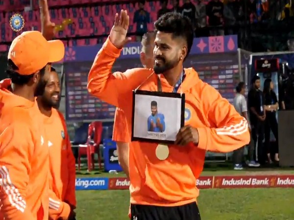 Shreyas Iyer with the Fielder of the Match awars (Photo:BCCI)