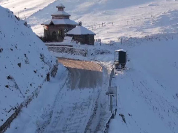 Mughal Road covered with thick layer of snow. (Photo/ANI)