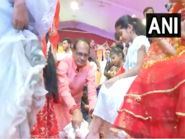 Madhya Pradesh CM Shivraj Singh Chouhan washing feet of girl (Photo/ANI)