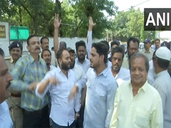 Congress workers protesting outside Kamal Nath's residence (Photo/ANI)