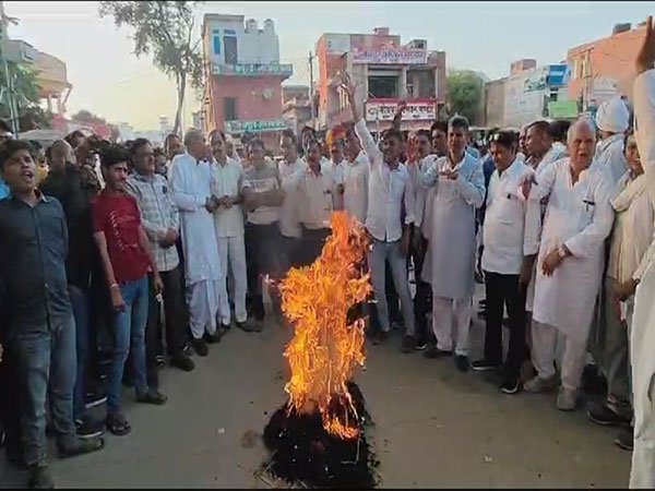 Congress workers protest in Mahwa. (Photo/ANI)