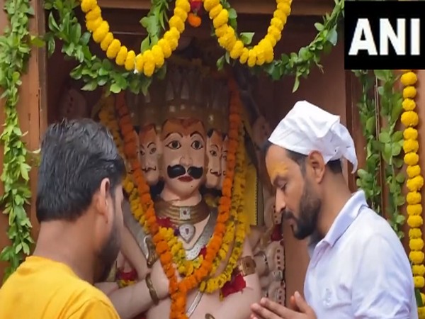 Devotees at Dashanan temple in Kanpur (Photo/ANI)