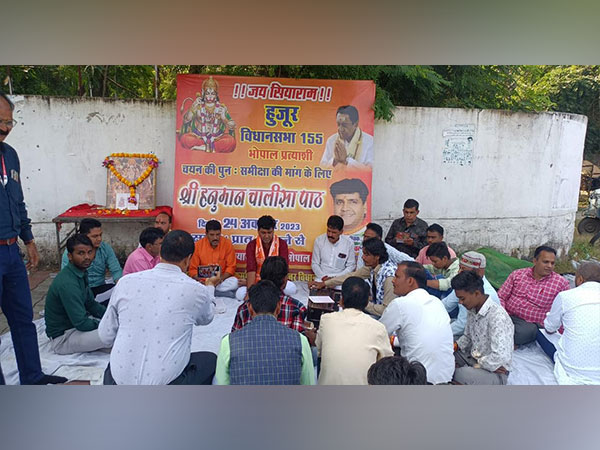 Congress workers reciting Hanuman Chalisa Path outside Kamal Nath's residence (Photo/ANI)