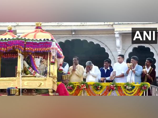 Karnataka CM Siddaramaiah and Deputy CM DK Shivakumar attend the Dasara celebration (Photo/ANI)