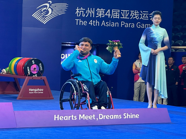 Powerlifter Ashok after winning bronze medal in Asian Para Games (Image: PCI media)