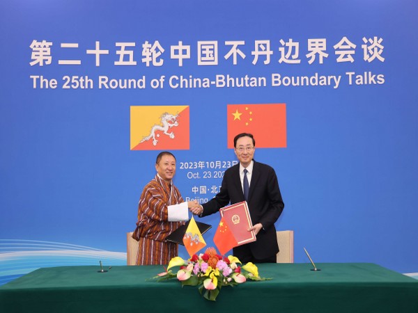 Vice Minister of Foreign Affairs of China Sun Weidong and Foreign Affairs and External Trade Minister of Bhutan Tandi Dorji (Photo Credit: Ministry of Foreign Affairs China)