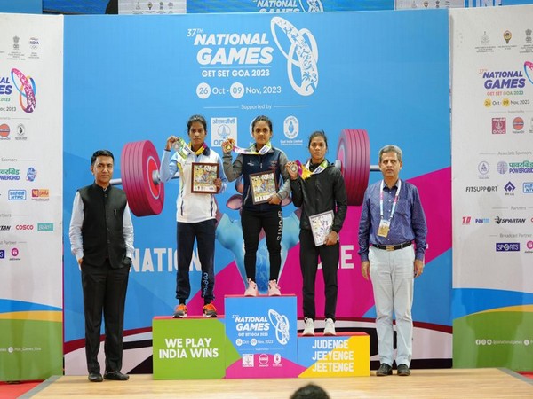 Maharashtrian weightlifter Dipali Ghursale (Centre) after winning gold in National Games (Image: MYAS)