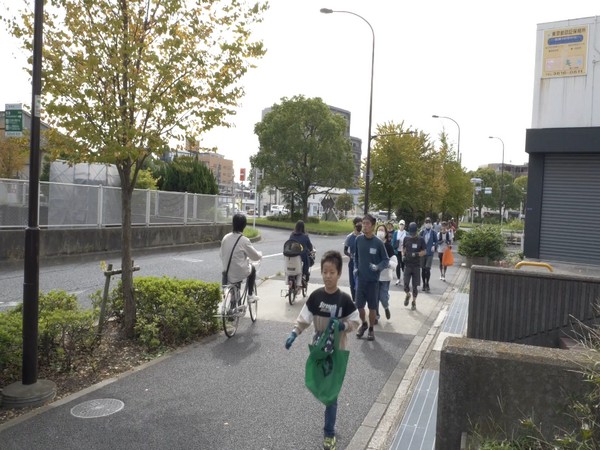 Tokyo Metropolitan government organises plogging event. 