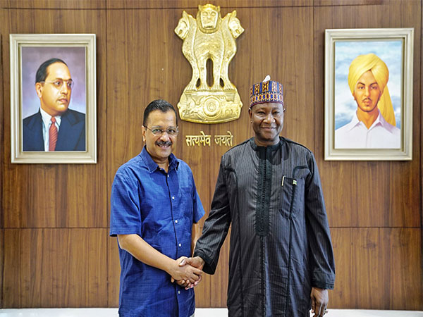 Delhi Chief Minister Arvind Kejriwal and Nigerian High Commissioner Ahmed Sule (Photo: X@CMODelhi)