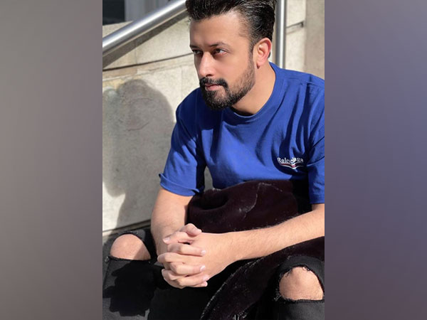 Atif Aslam pauses concert mid-way as fans throw money at him, says donate it, don't show disrespect  Singer Atif Aslam (Image source: Instagram)