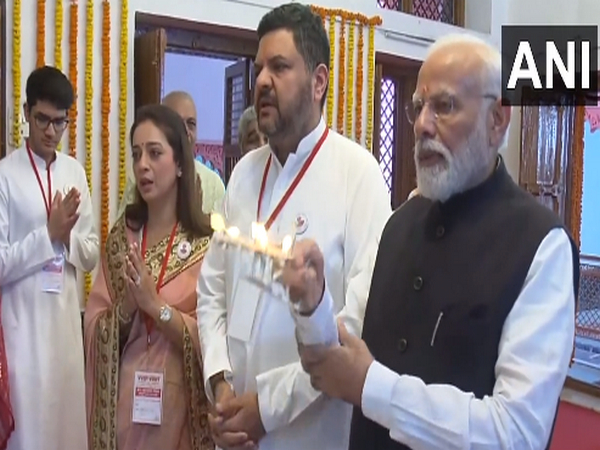 PM Modi offering prayers at Raghuveer temple (Photo/ANI)