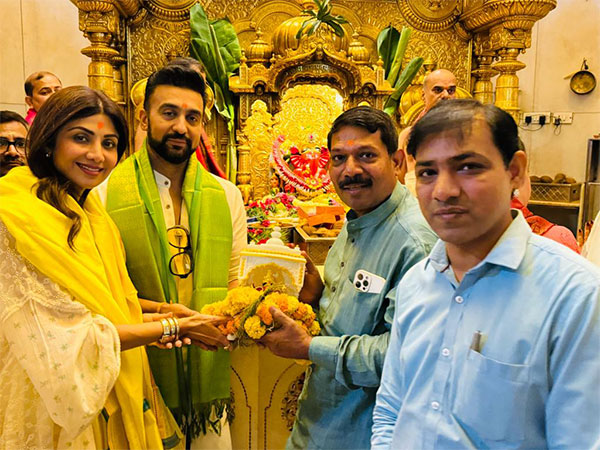 Shilpa Shetty with her husband Raj Kundra at Siddhivinayak Temple (Image: ANI)