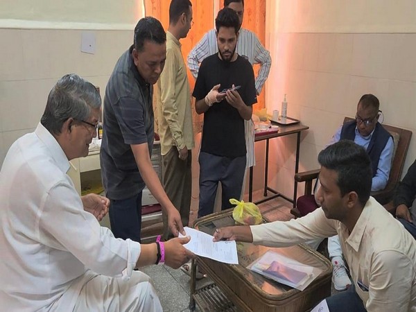 CBI official handing over summon notice to Harish Rawat (Photo: Harish Rawat Facebook)