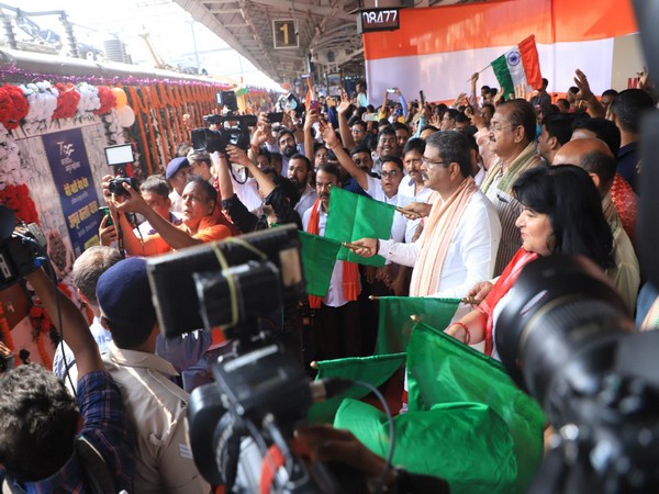 Dharmendra Pradhan flags off 'Amrit Kalash Yatra' train (Photo/ANI)
