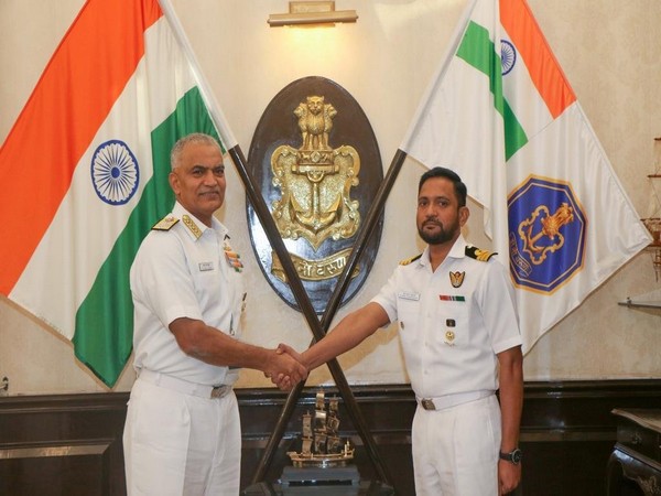 Indian Navy Chief presents Navy’s Intellectual Beacon to Commander M Arun Chakravarthy (Photo/ANI)