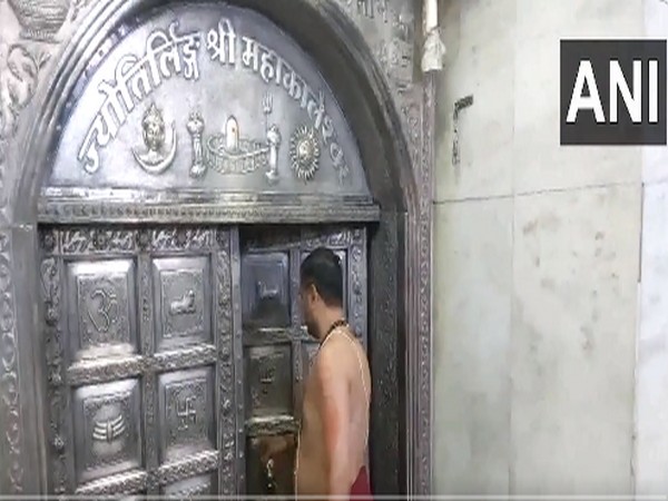 The priests also performed 'Bhasm Aarti' at the temple premises (Photo/ANI)
