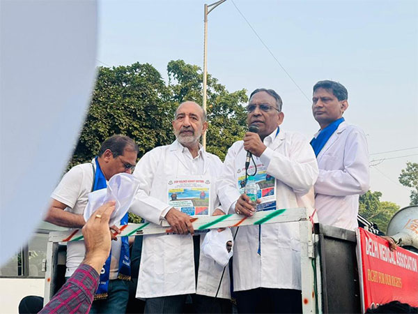 Delhi doctors stage protest (Photo/ANI)