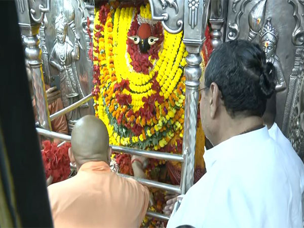 Yogi Adityanath offers prayers at Maa Vindhyavasini Temple (Photo/ANI)