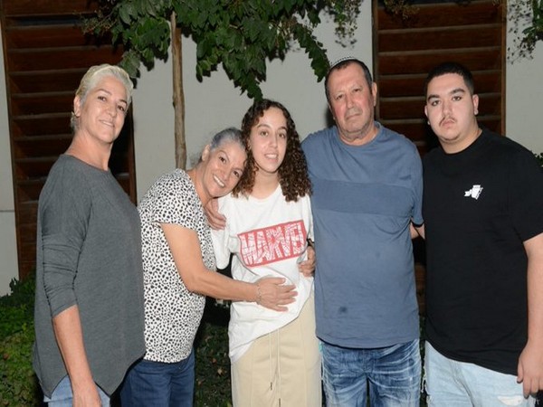 IDF soldier Pvt. Ori Megidish with her family after being rescued (Image Credit: X/@IDF)