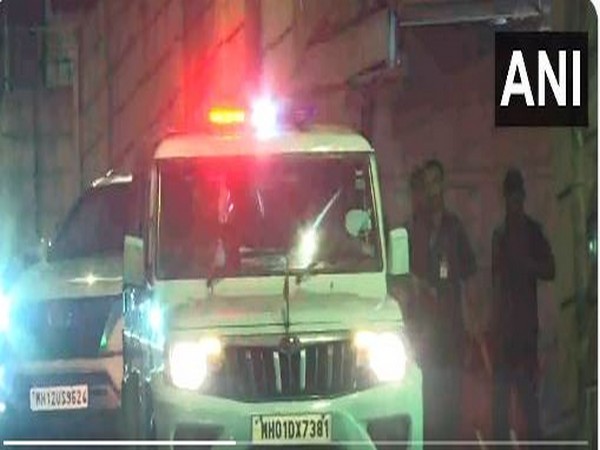 Convoy of Maharashtra Deputy Chief Minister Devendra Fadnavis after leaving from residence of CM Eknath Shinde's residence (Photo/ANI) (Photo/ANI)