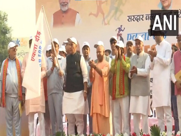 Rajnath Singh and CM Yogi flag off 'run for unity' (Photo/ANI)