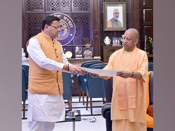 Chief Minister Pushkar Singh Dhami meets Uttar Pradesh Chief Minister Yogi Adityanath (Photo/UP CMO)