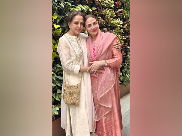 Hema Malini and Esha Deol (Image source: Instagram)