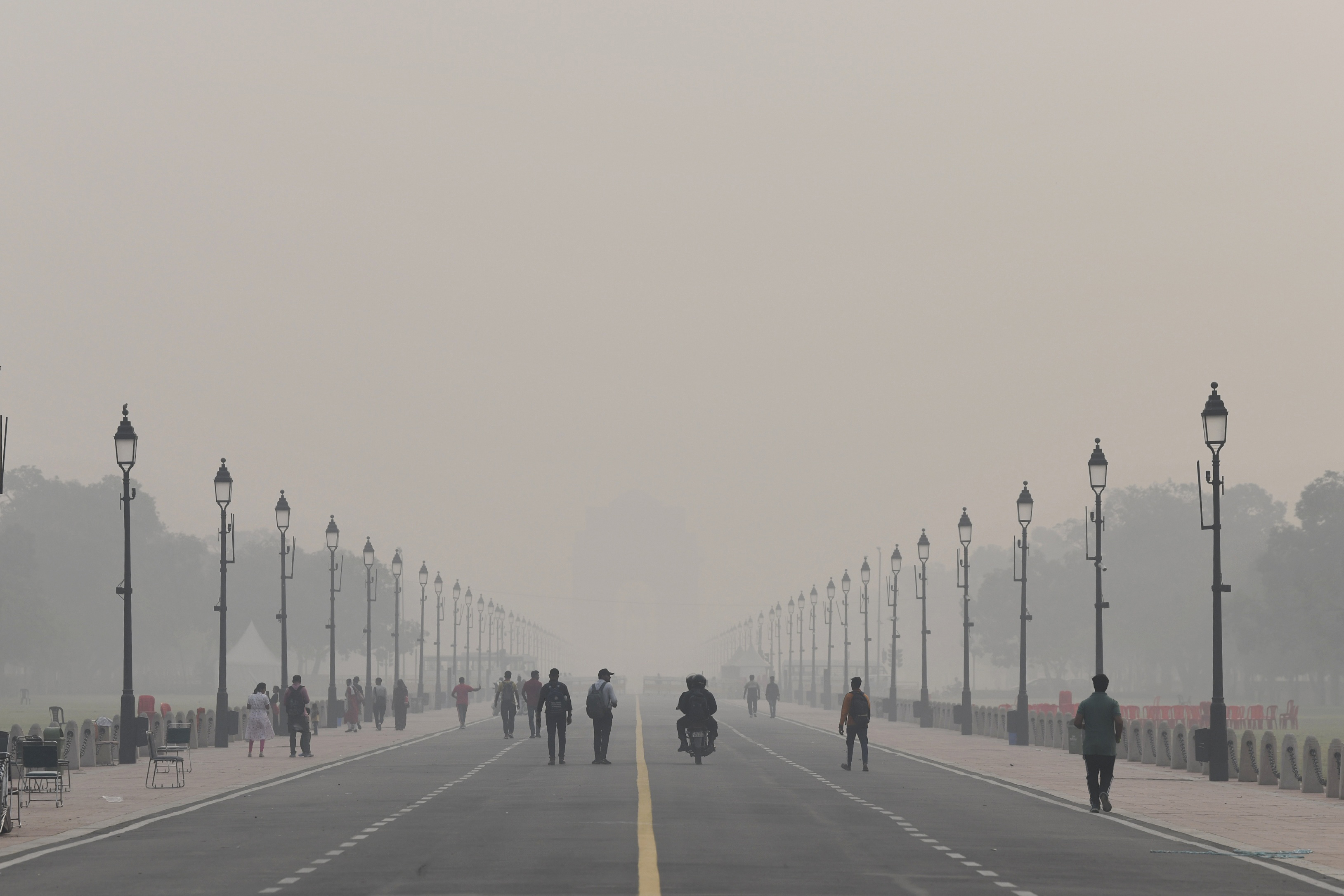 A thick layer of smog covers the Kartavya Path area (Photo/ANI)