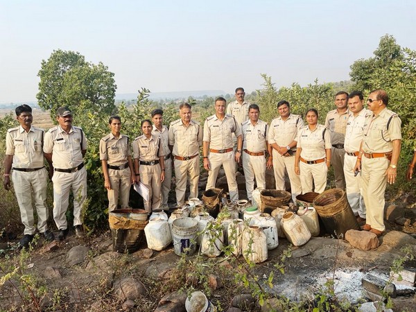 Excise team recovered illicit liquors (Photo/ Excise Department)