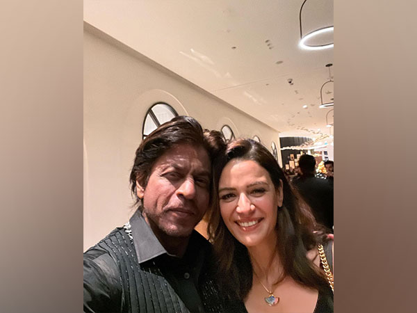 Shah Rukh Khan with Mona Singh (Image Source: Instagram)