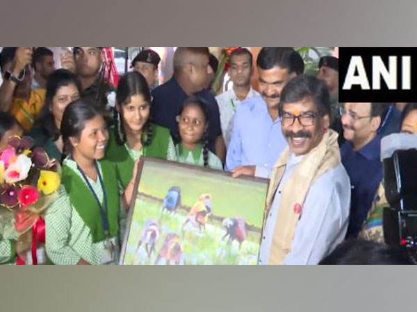 Jharkhand CM Soren inaugurates child artist exhibition (Photo/ANI)
