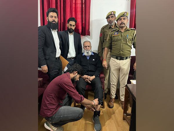 GPS tracker being affixed on the anklet of terror accused (Photo/ Kashmir police)