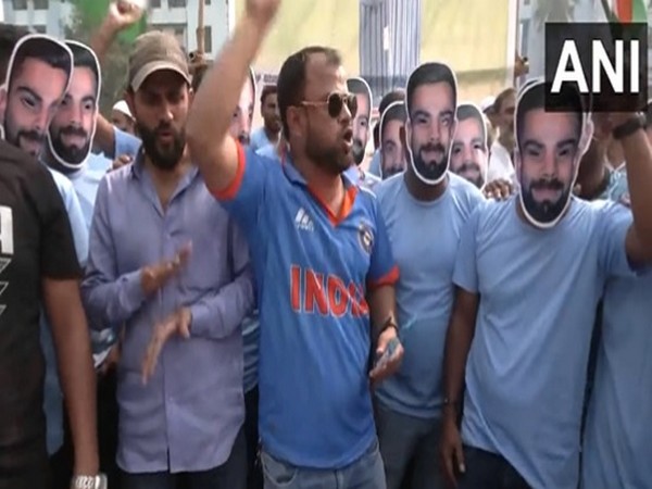 Fans in Kolkata. (Picture: ANI)